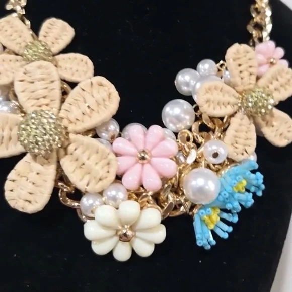 New BETSEY JOHNSON Gold Plated Flower Bib Necklace - Picture 8 of 9